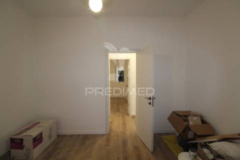 T1 remodelado junto à igreja da bx. da banheira