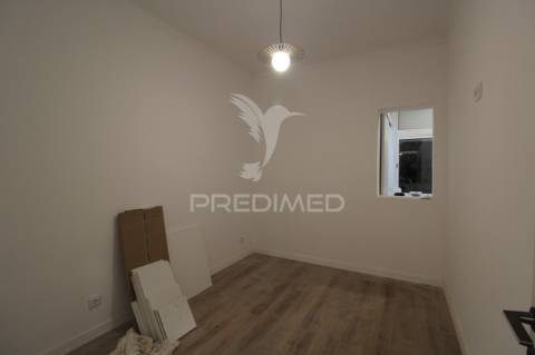 T1 remodelado junto à igreja da bx. da banheira