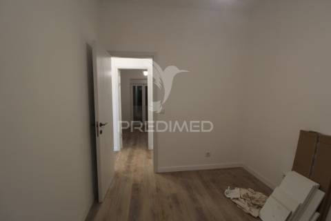 T1 remodelado junto à igreja da bx. da banheira