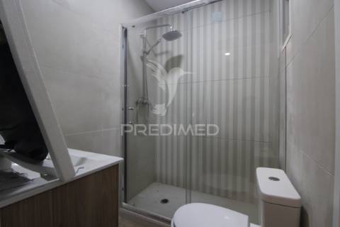 T1 remodelado junto à igreja da bx. da banheira