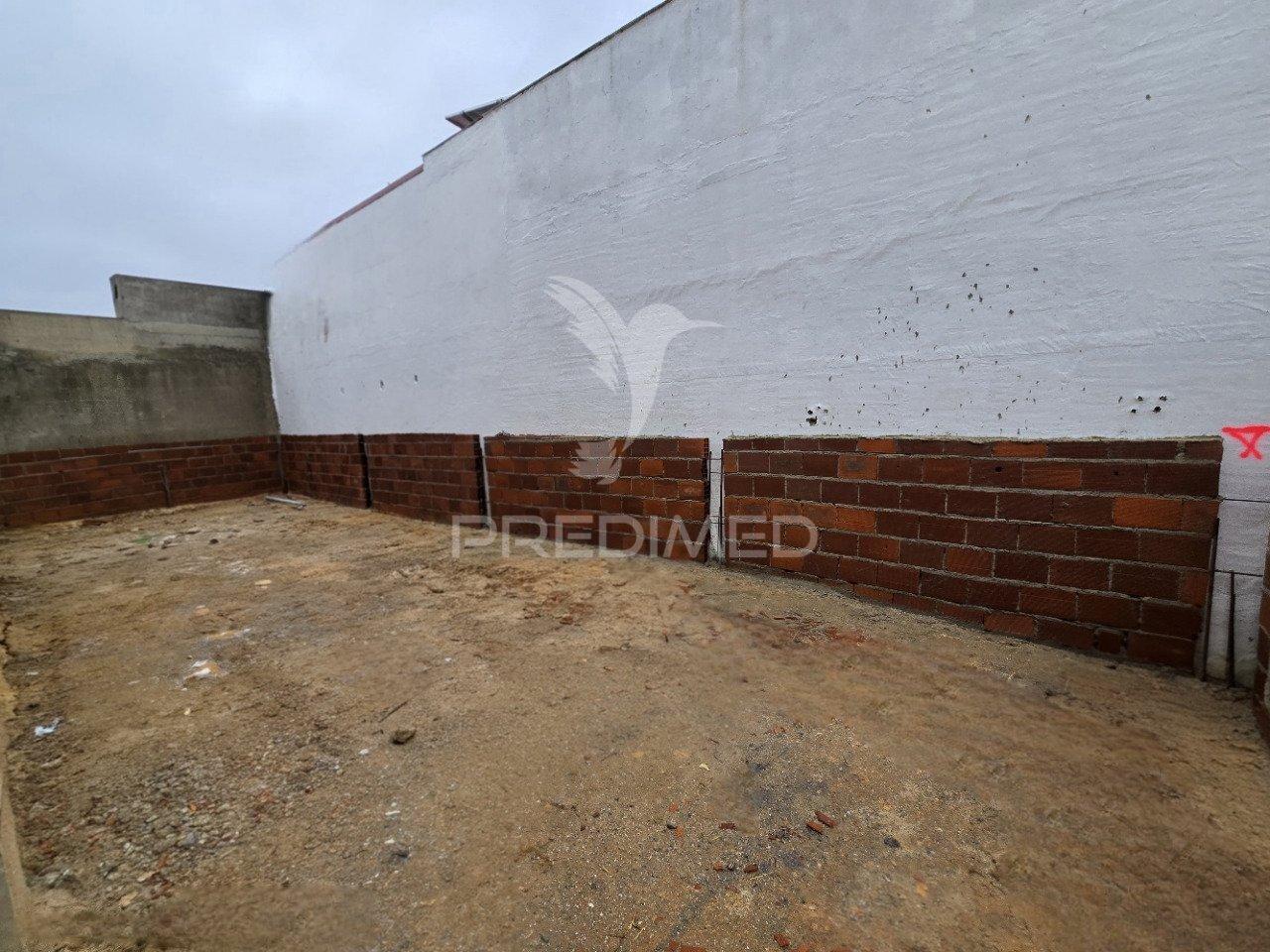 Moradia geminada t3, qta. laranjeiras - fernão ferro