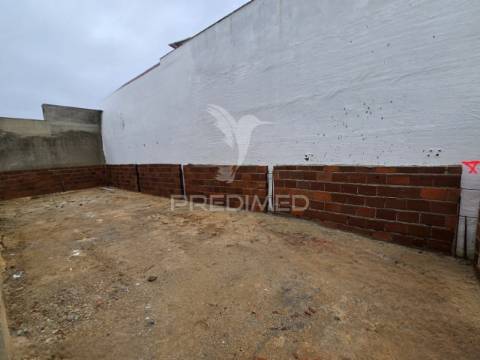 Moradia geminada t3, qta. laranjeiras - fernão ferro