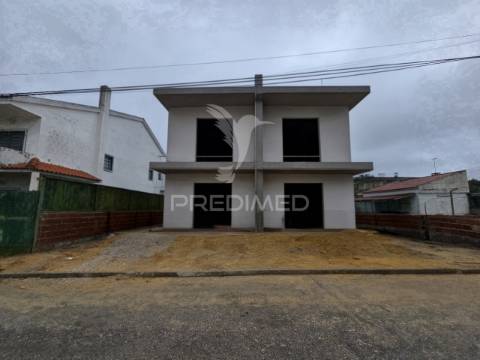 Moradia geminada t3, qta. laranjeiras - fernão ferro