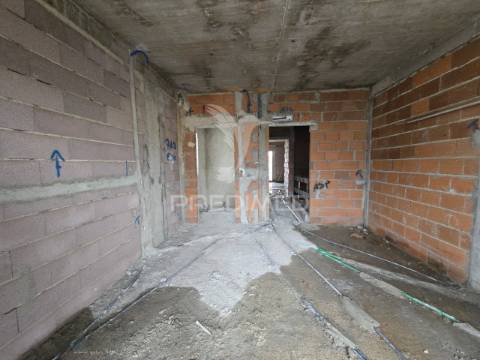 Moradia geminada t3, qta. laranjeiras - fernão ferro