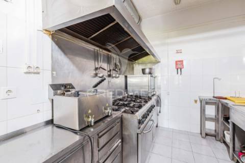 Espaço comercial – restaurante / churrasqueira para arrendamento