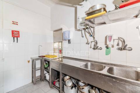 Espaço comercial – restaurante / churrasqueira para arrendamento