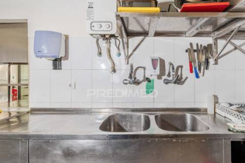 Espaço comercial – restaurante / churrasqueira para arrendamento