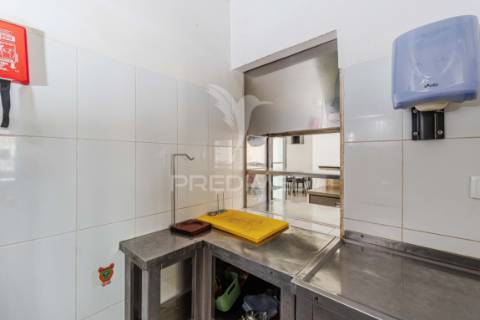 Espaço comercial – restaurante / churrasqueira para arrendamento