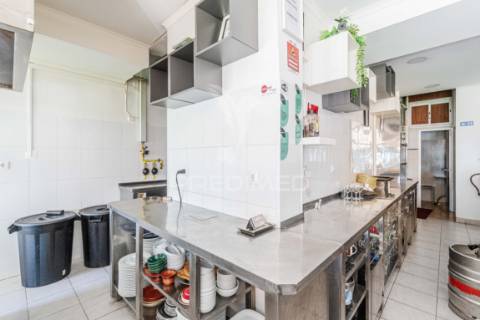 Espaço comercial – restaurante / churrasqueira para arrendamento