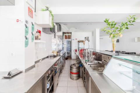 Espaço comercial – restaurante / churrasqueira para arrendamento