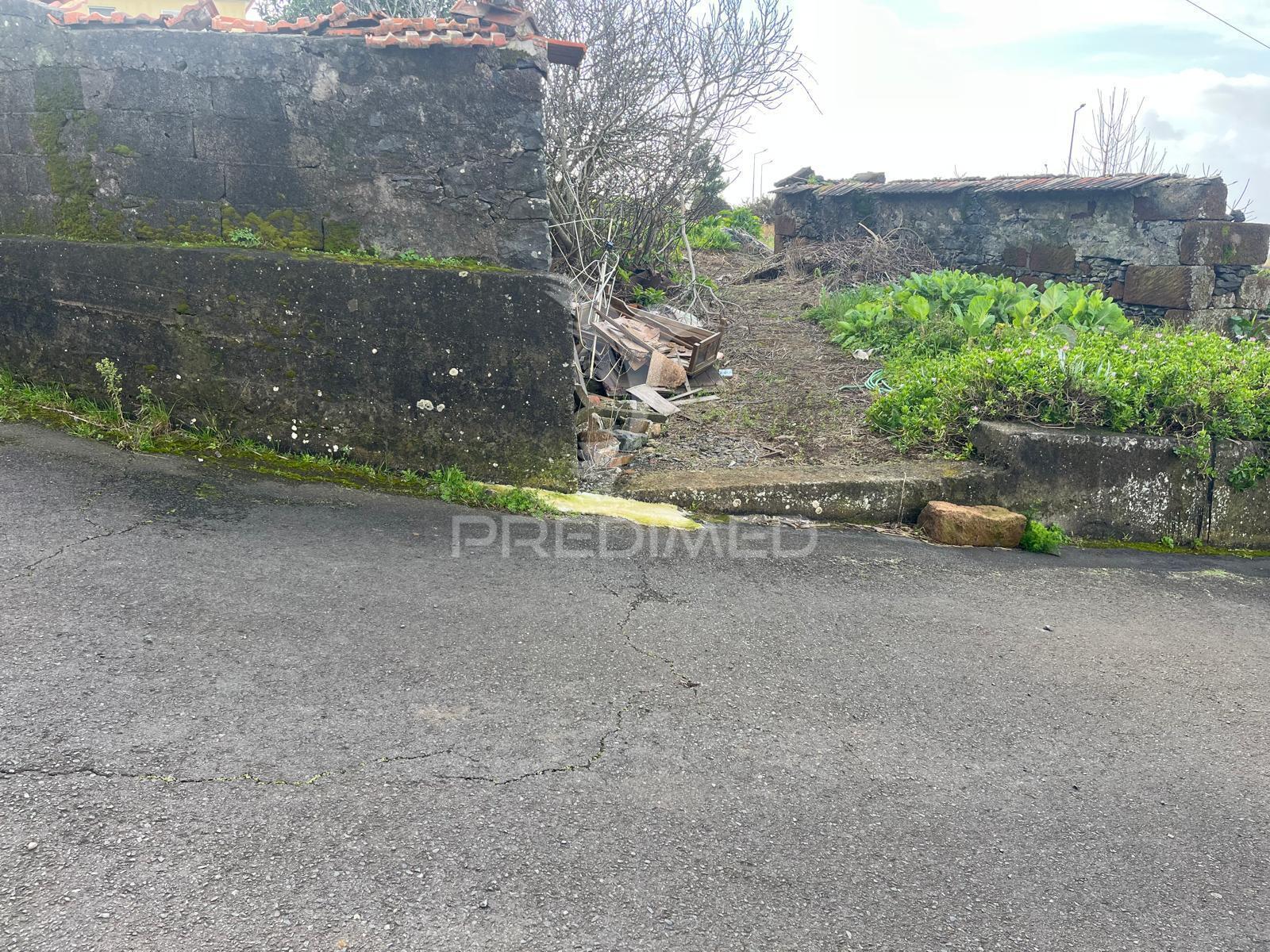 Moradia térrea e palheiro com terreno na raposeira-madeira para recuperar