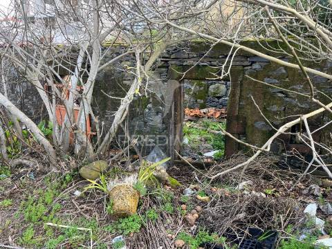 Moradia térrea e palheiro com terreno na raposeira-madeira para recuperar