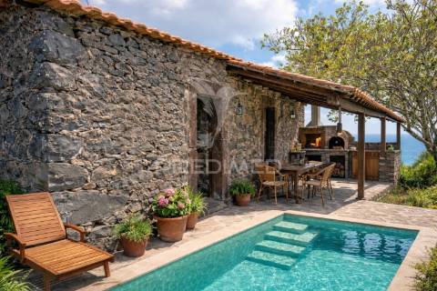 Moradia térrea e palheiro com terreno na raposeira-madeira para recuperar