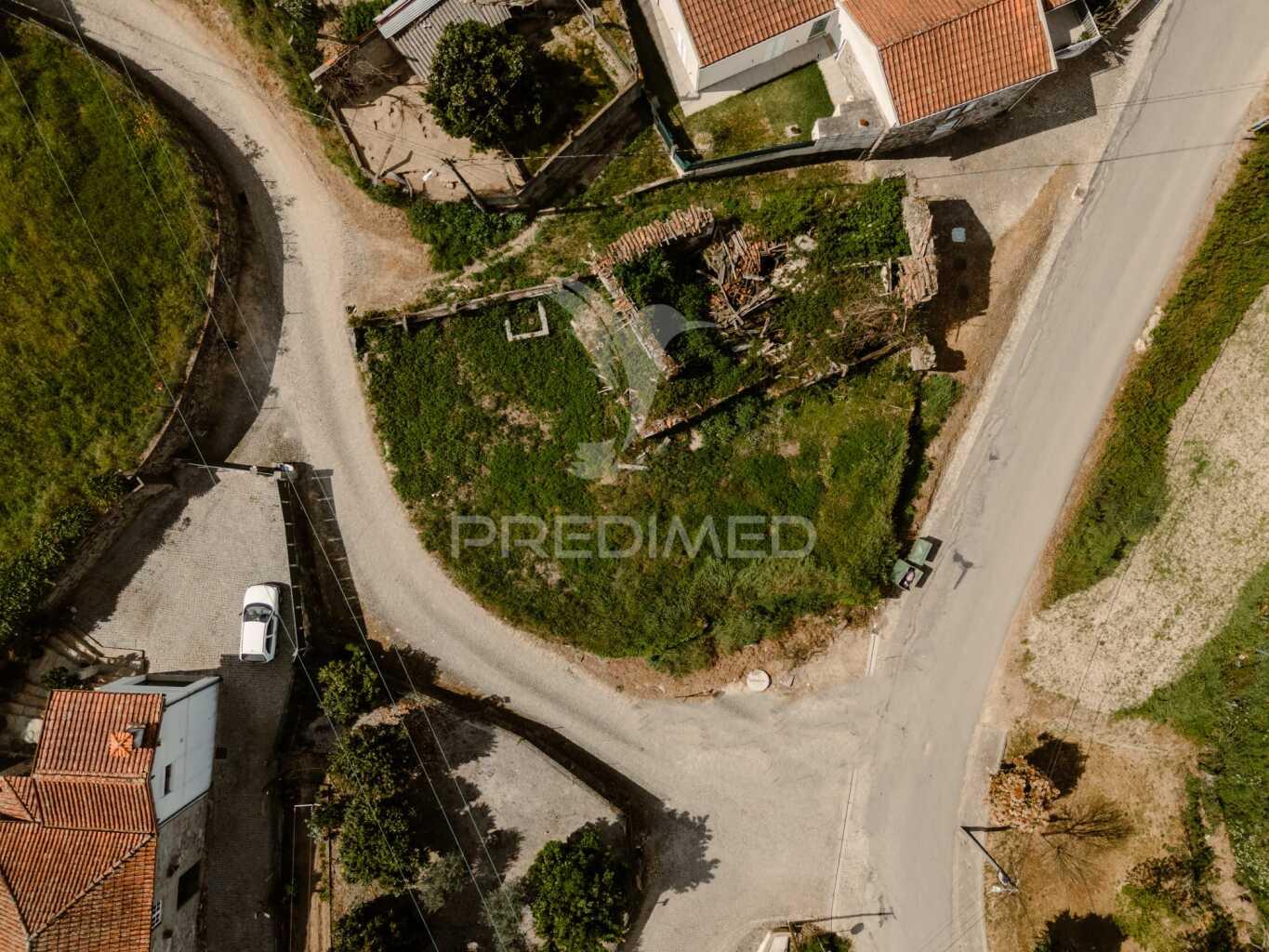 Terreno com ruína em pombeiro