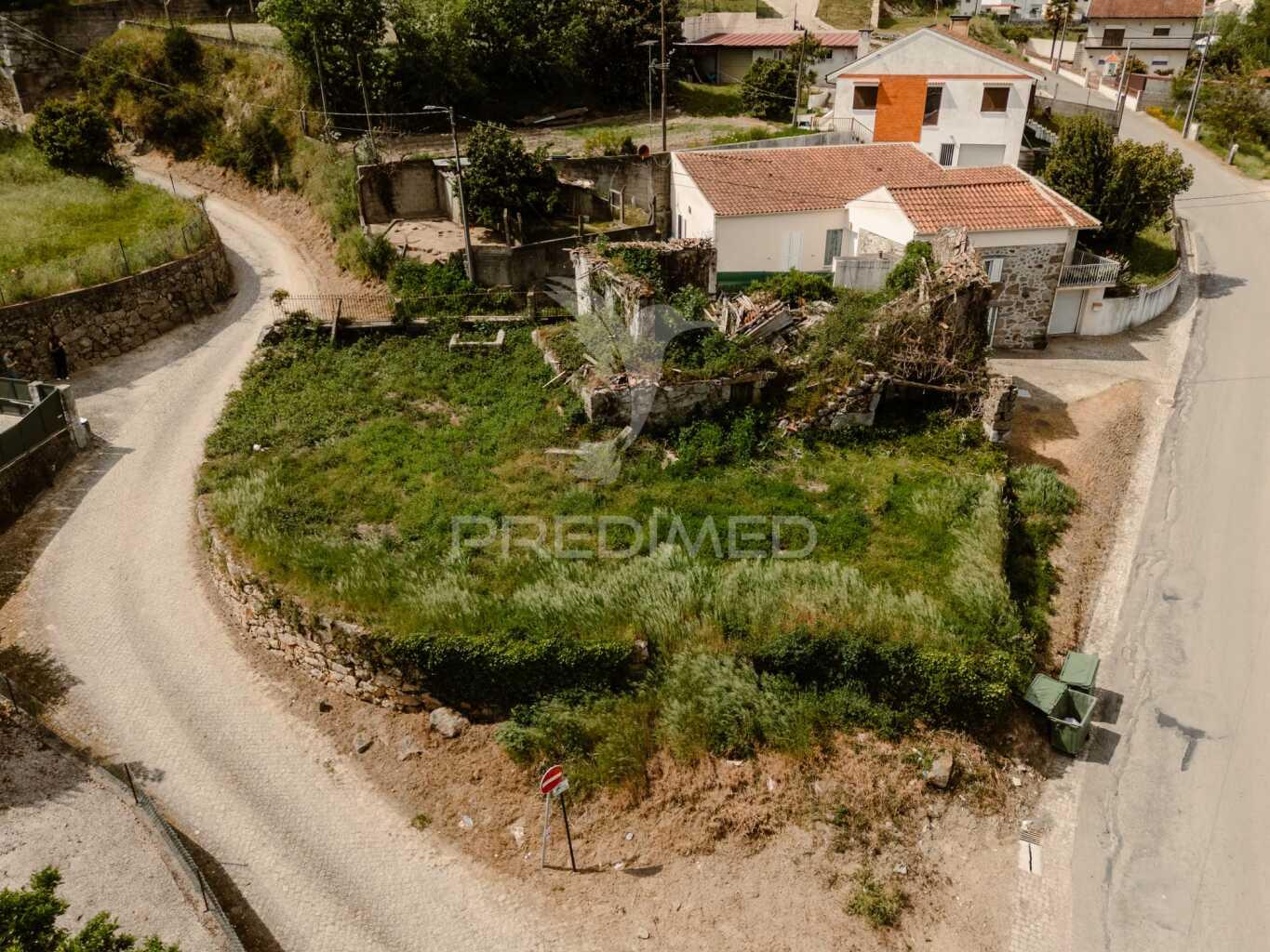 Terreno com ruína em pombeiro
