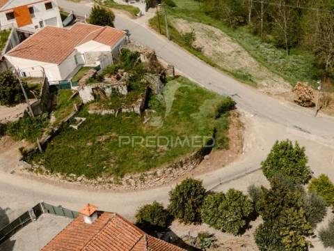 Terreno com ruína em pombeiro