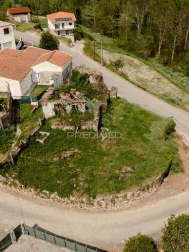 Terreno com ruína em pombeiro