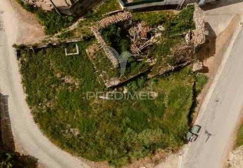 Terreno com ruína em pombeiro