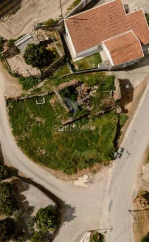 Terreno com ruína em pombeiro