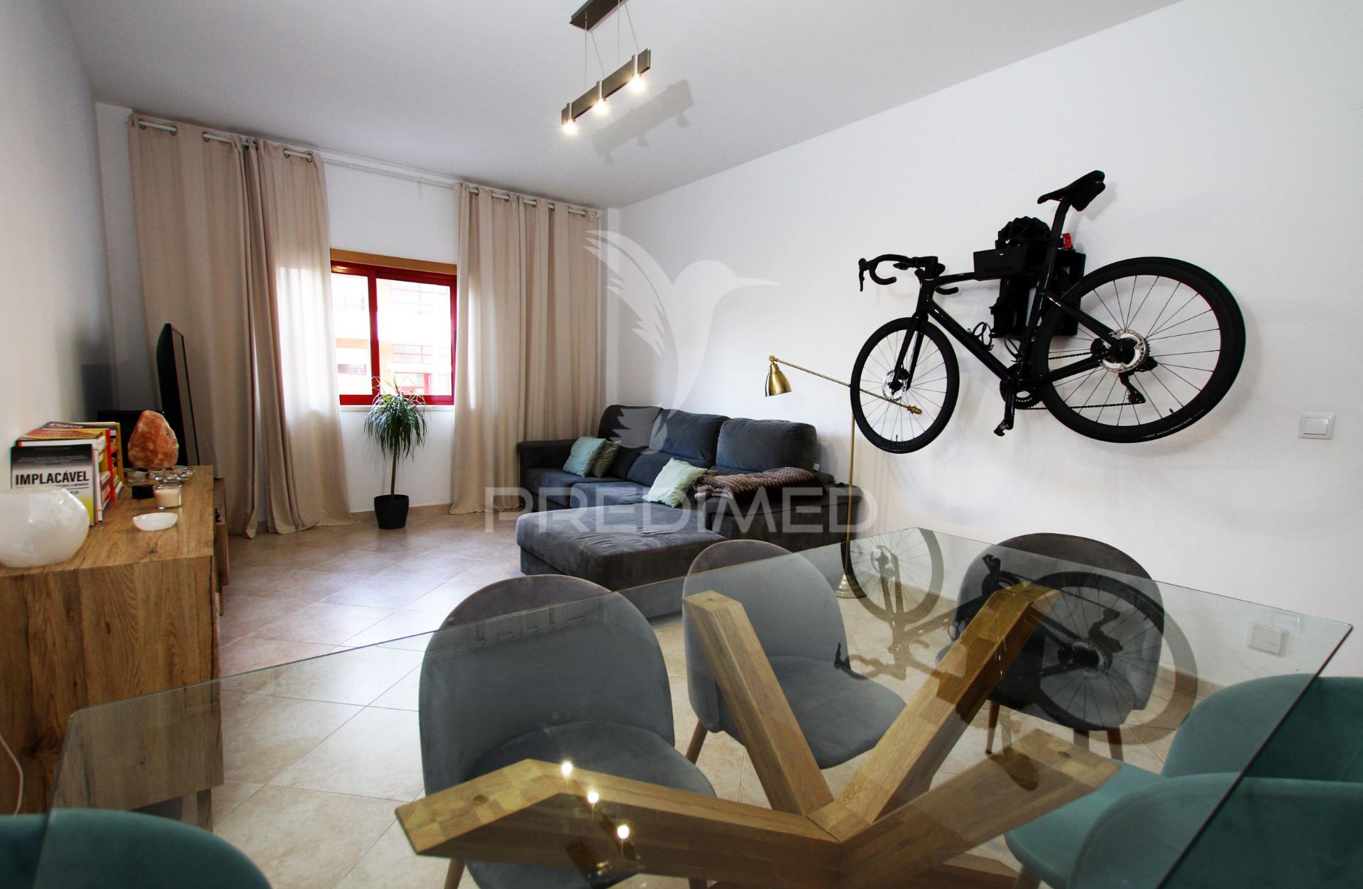 Apartamento t2 em zona nobre da sobreda da caparica