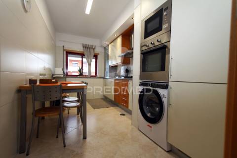 Apartamento t2 em zona nobre da sobreda da caparica