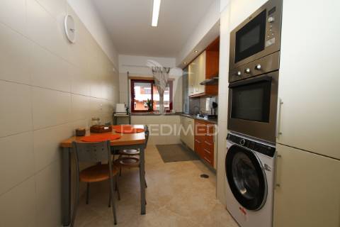 Apartamento t2 em zona nobre da sobreda da caparica