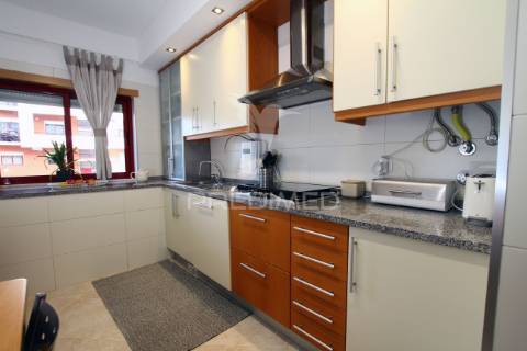 Apartamento t2 em zona nobre da sobreda da caparica