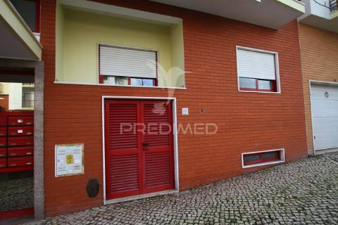 Apartamento t2 em zona nobre da sobreda da caparica