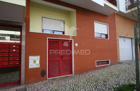 Apartamento t2 em zona nobre da sobreda da caparica