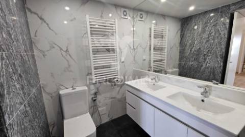 T2 completamente remodelado, com parqueamento e arrecadação, cascais