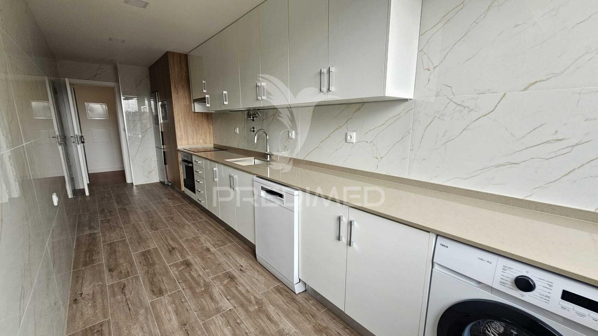 T2 completamente remodelado, com parqueamento e arrecadação, cascais