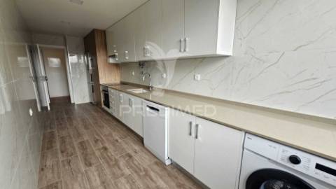 T2 completamente remodelado, com parqueamento e arrecadação, cascais