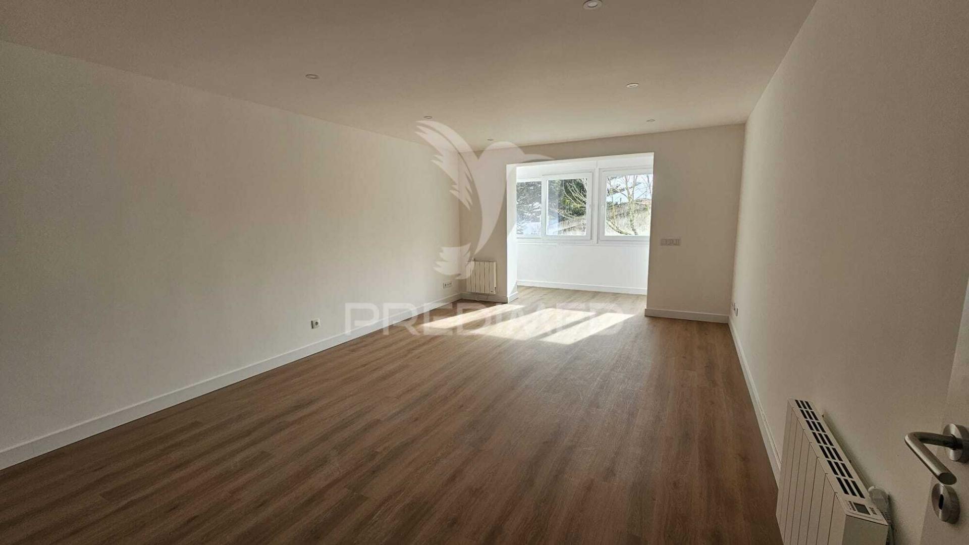 T2 completamente remodelado, com parqueamento e arrecadação, cascais