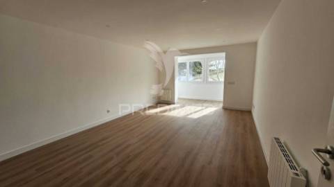 T2 completamente remodelado, com parqueamento e arrecadação, cascais