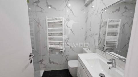 T2 completamente remodelado, com parqueamento e arrecadação, cascais