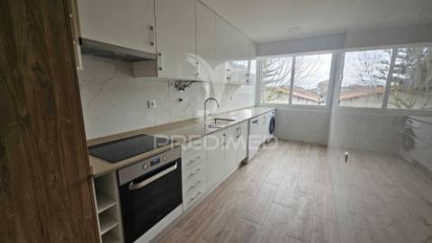 T2 completamente remodelado, com parqueamento e arrecadação, cascais