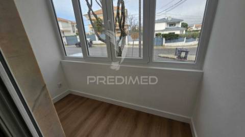 T2 completamente remodelado, com parqueamento e arrecadação, cascais