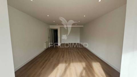 T2 completamente remodelado, com parqueamento e arrecadação, cascais