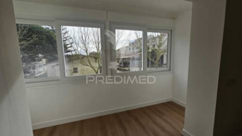 T2 completamente remodelado, com parqueamento e arrecadação, cascais