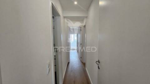 T2 completamente remodelado, com parqueamento e arrecadação, cascais