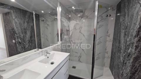 T2 completamente remodelado, com parqueamento e arrecadação, cascais