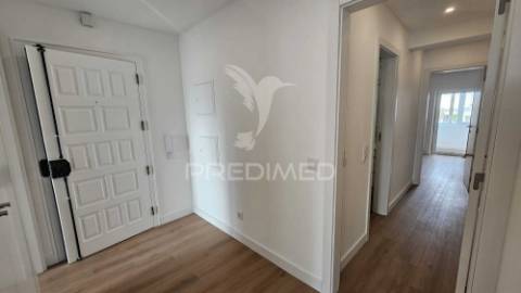 T2 completamente remodelado, com parqueamento e arrecadação, cascais