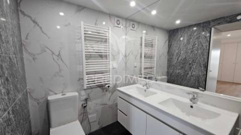 T2 completamente remodelado, com parqueamento e arrecadação, cascais