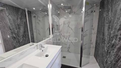 T2 completamente remodelado, com parqueamento e arrecadação, cascais