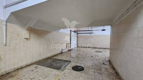 T2 completamente remodelado, com parqueamento e arrecadação, cascais