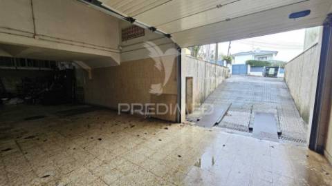 T2 completamente remodelado, com parqueamento e arrecadação, cascais