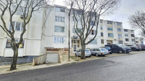 T2 completamente remodelado, com parqueamento e arrecadação, cascais