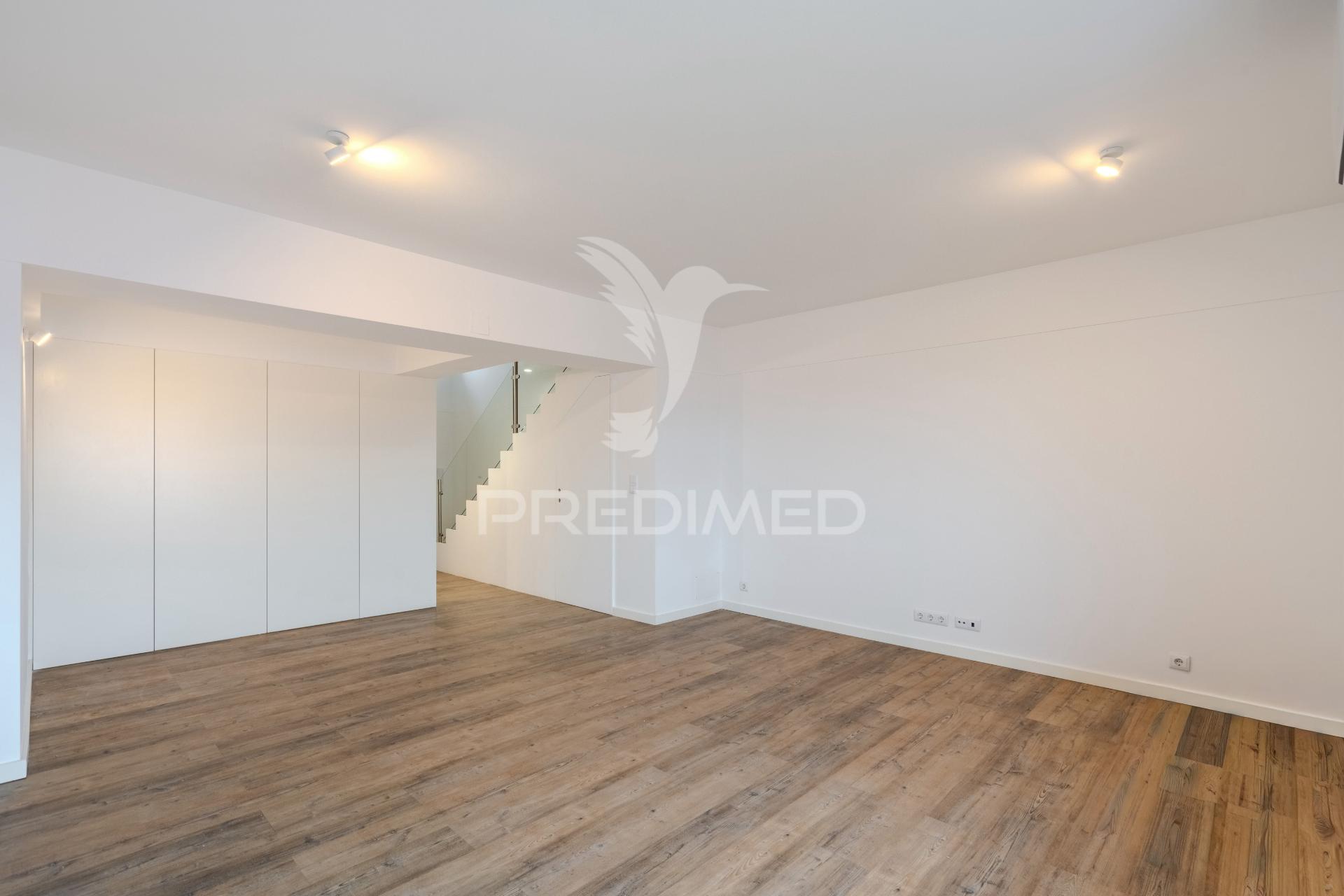 Apartamento t2 duplex - com duas suítes para arrendamento em telheiras - excelente localização e totalmente renovado!