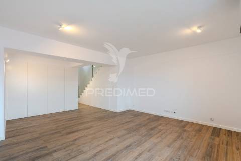 Apartamento t2 duplex - com duas suítes para arrendamento em telheiras - excelente localização e totalmente renovado!