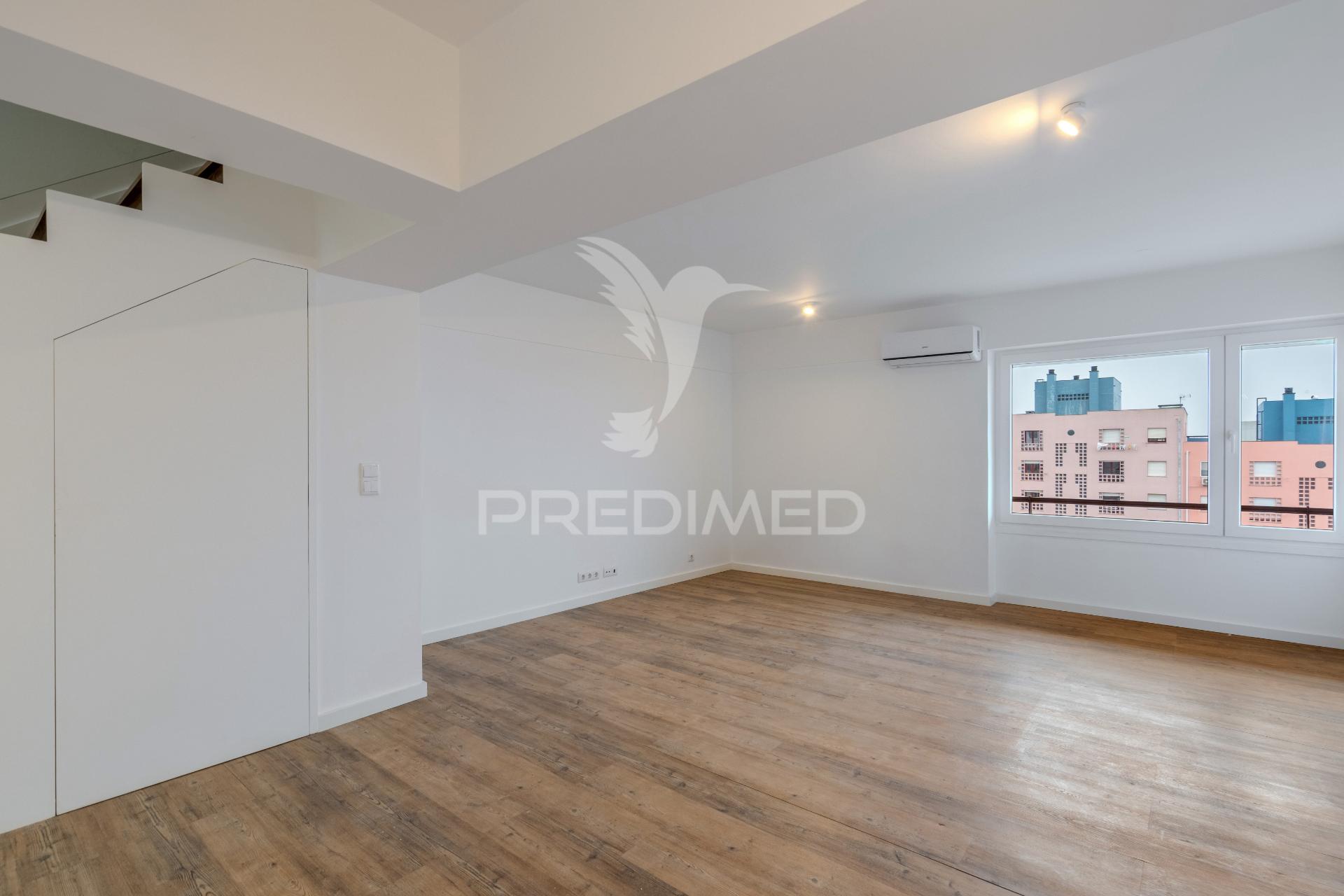 Apartamento t2 duplex - com duas suítes para arrendamento em telheiras - excelente localização e totalmente renovado!